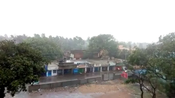 Tropická bouře Fani zasáhla Indii. Úřady evakuovaly přes milion lidí