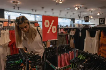 Velké podniky už v EU nesmí likvidovat neprodané oblečení a obuv