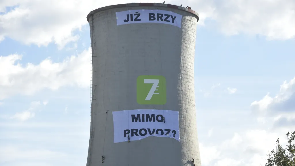 Transparent Greenpeace na chvaletické elektrárně