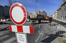 Pražská Koněvova ulice se opět uzavřela v obou směrech. Do listopadu musí řidiči objížďkou