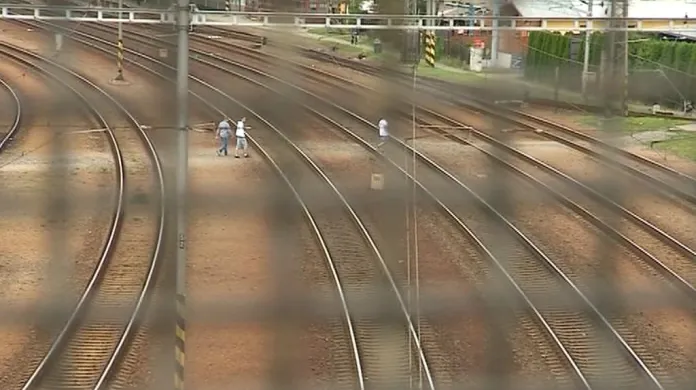 Lidé ve velkém přebíhají přes koleje na jedné z nejrušnějších tratí v Česku – spojnici Polska s Rakouskem a Slovenskem v Otrokovicích