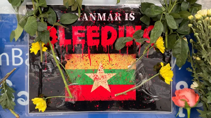 Květiny položené během celonárodního tažení proti vojenskému puči v Rangúnu