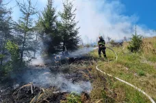 Na Vsetínsku hořel mladý les, s hašením pomáhal vrtulník