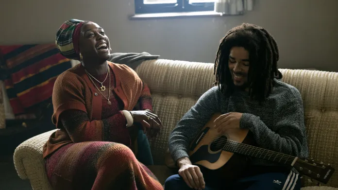 Lashana Lynchová jako Rita a Kingsley Ben-Adir jako Bob Marley