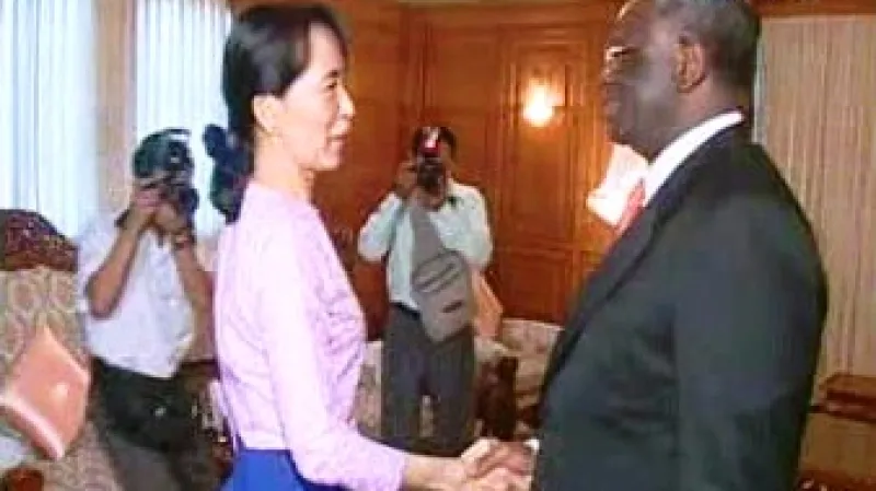 Do Aun Schan Su Ťij a Ibrahim Gambari