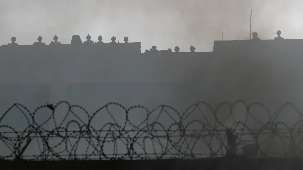 Členové amerických bezpečnostních sil na střeše ambasády USA v Bagdádu (archivní foto)