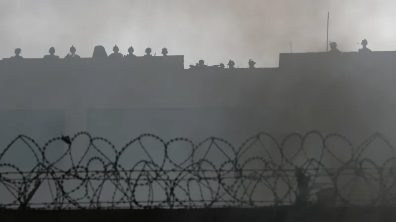 Členové amerických bezpečnostních sil na střeše ambasády USA v Bagdádu (archivní foto)