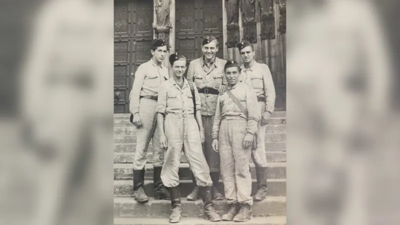 Josef Straka (druhý zleva) v uniformě Technische Nothilfe v Kolíně nad Rýnem (1943)