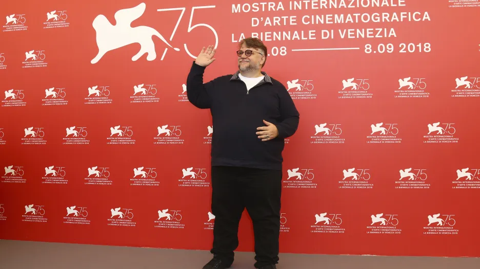 Režisér Guillermo del Toro (Hellboy, Tvář vody) předsedá porotě, která z více než dvacítky filmů ocení ten nejlepší Zlatým lvem