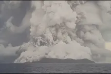 U souostroví Tonga vybuchla podmořská sopka. Vlna tsunami a mračna popela zasáhly přilehlé ostrovy
