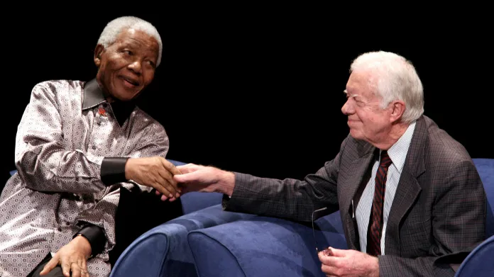 Jimmy Carter (vpravo) s bývalým prezidentem Jihoafrické republiky Nelsonem Mandelou, 18. června 2007