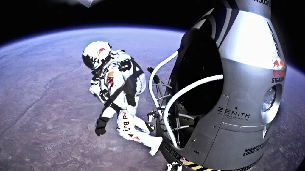 Baumgartner vyskakuje 14. října 2012 z kapsle téměř 40 kilometrů nad zemí