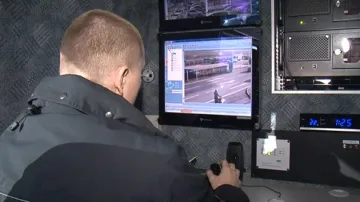 Policisté monitorují pohyb na parkovišti