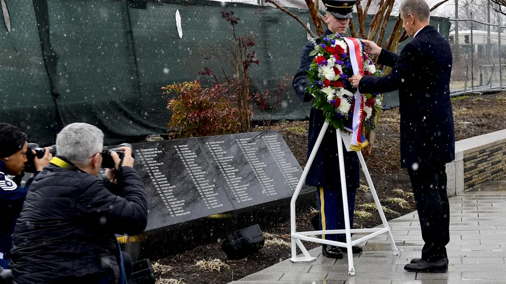 Premiér Andrej Babiš položil věnec u památníku obětem 11. září