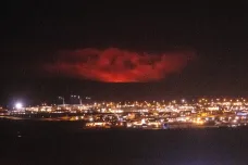 Erupce vulkánu na Islandu dočasně přerušila leteckou dopravu, pro místní je atrakcí