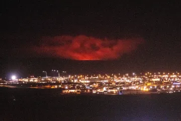 Erupce vulkánu na Islandu dočasně přerušila leteckou dopravu, pro místní je atrakcí