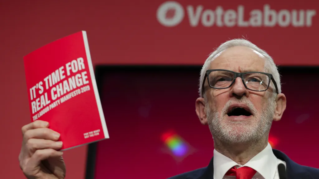 Lídr labouristů Jeremy Corbyn představuje volební program