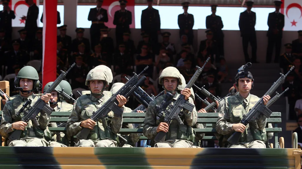Turečtí vojáci na ceremonii v roce 2017 v Tureckem ovládané části kyperské metropole Nikósie