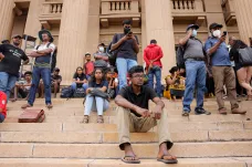 Srílanská opozice bude jednat o vládě, demonstranti zůstávají v prezidentské rezidenci