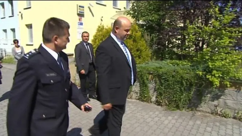 Ministr Pecina slíbil Máji více policistů