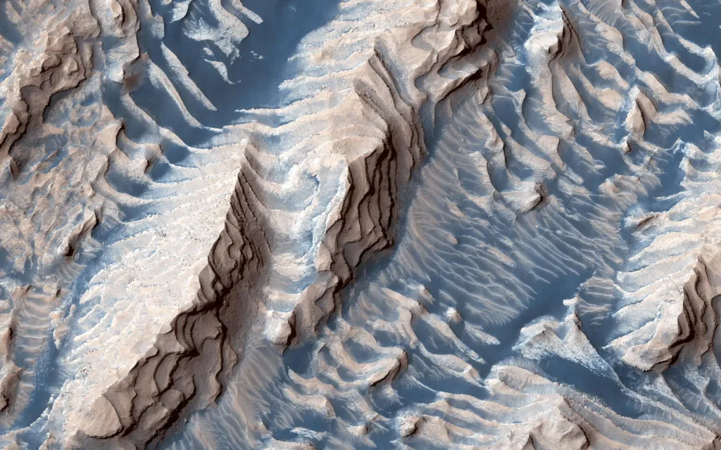 Marsovské sedimenty kamene a písku, které se formovaly miliony a miliardy let, než díky větru zerodovaly do „zebřích“ pruhů