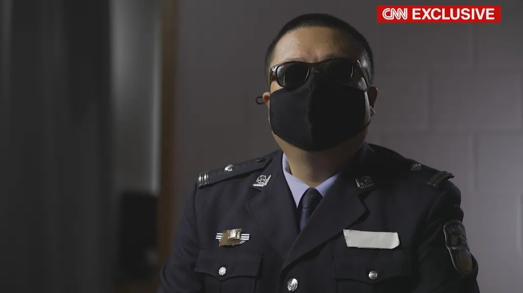 Expolicista Jiang při rozhovoru pro CNN
