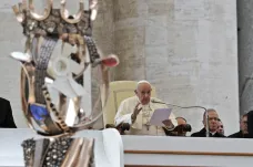 Papež František se setkal s českými poutníky. Přijal sochu Anežky České