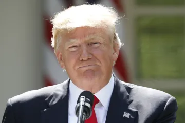 Trump chce zakázat urychlovače střelby, podpoří i přísnější prověrky