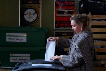 V Nizozemsku podle odhadů vyhrála volby středově-liberální D66