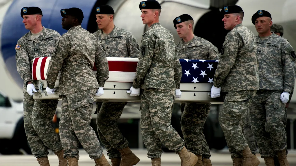 Američtí vojáci nesou rakev s pozůstatky padlého kolegy Michaela Cablea