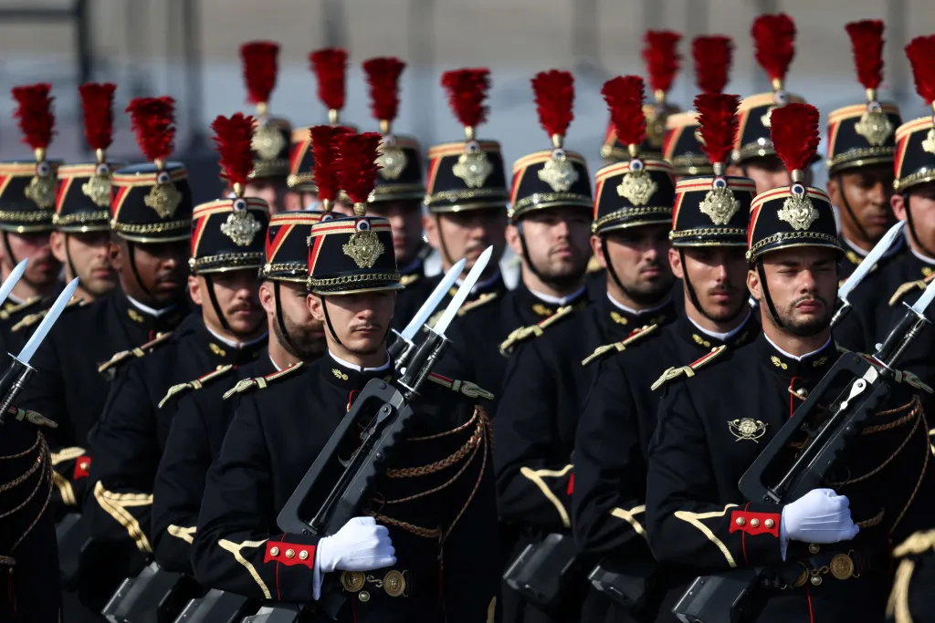 Francouzská republikánská garda stojí na svých pozicích před zahájením každoroční vojenské přehlídky ke Dni dobytí Bastily na náměstí Place de la Concorde