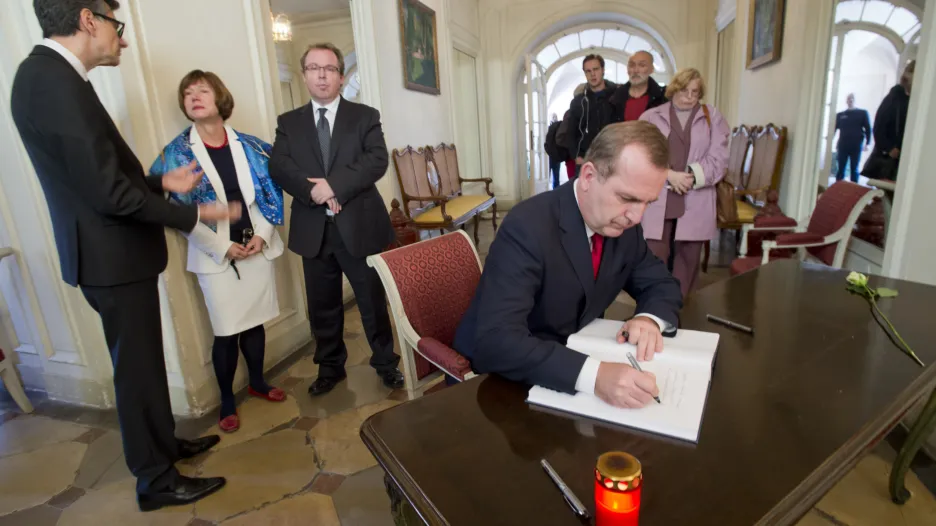 Rektor Univerzity Karlovy Tomáš Zima podepisuje kondolenční knihu na francouzské ambasádě v Praze