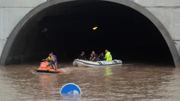 Záchranáři na lodi zachránili muže, který uvízl uvnitř zatopeného tunelu  v Pilar de la Horadada