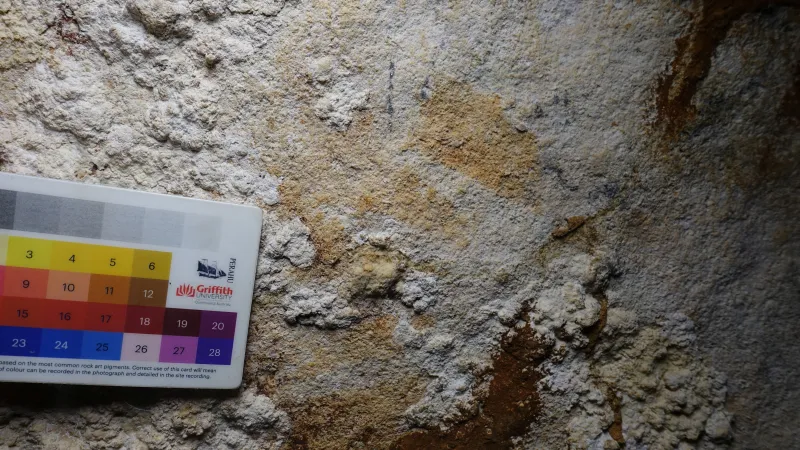 Otisk ruky na zdi je jen špatně viditelný