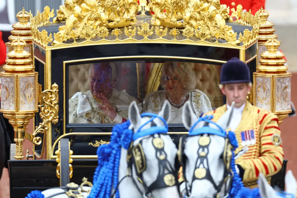 Královský pár cestou na korunovační ceremoniál