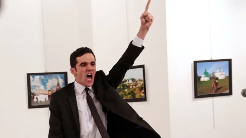 Vítěz World Press Photo za rok 2016: Vrah ruského ambasadora v Turecku Andreje Karlova Mevlut Mert Altintas na místě činu