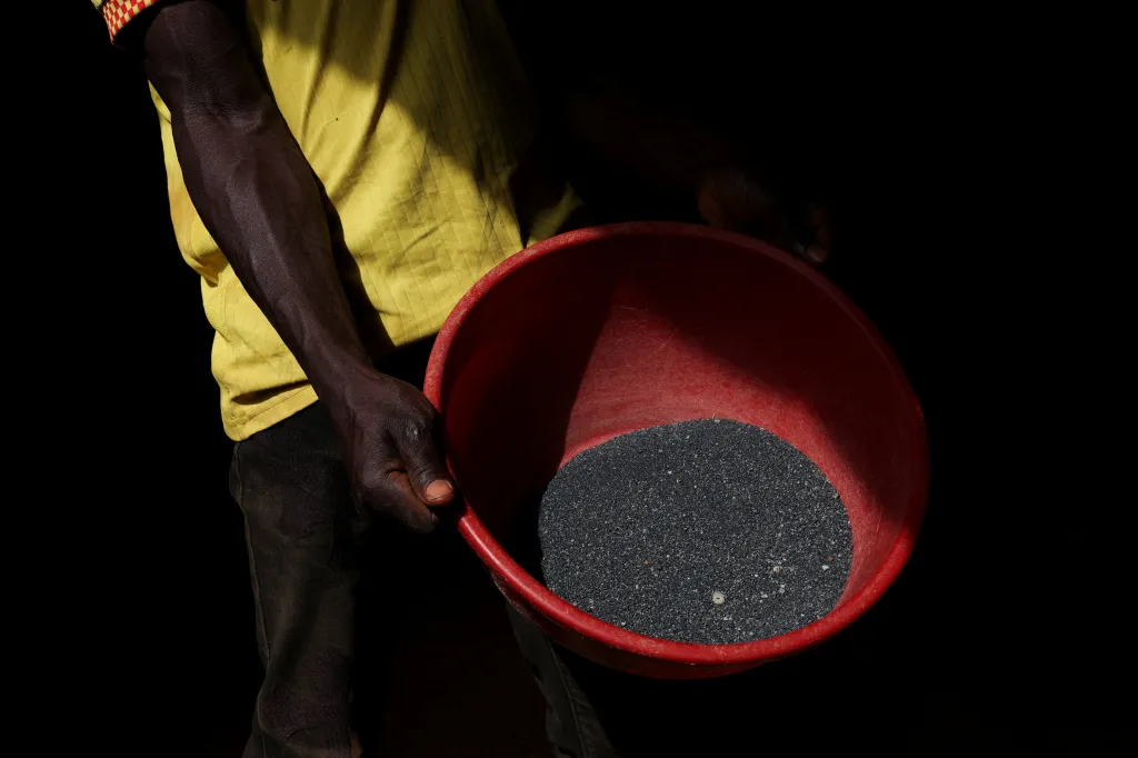 Pokud vláda drobnou těžbu zastaví, vznikne v mnohých komunitách celá řada problémů, protože tu žije spousta mladých lidí, pro které tato nebezpečná a namáhavá práce představuje jedinou možnost výdělku. Mnozí z nich nemohou chodit do školy, protože nemají finance na úhradu školného