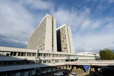 Zdravotní stav postřeleného premiéra Fica se podle nemocnice dál zlepšuje
