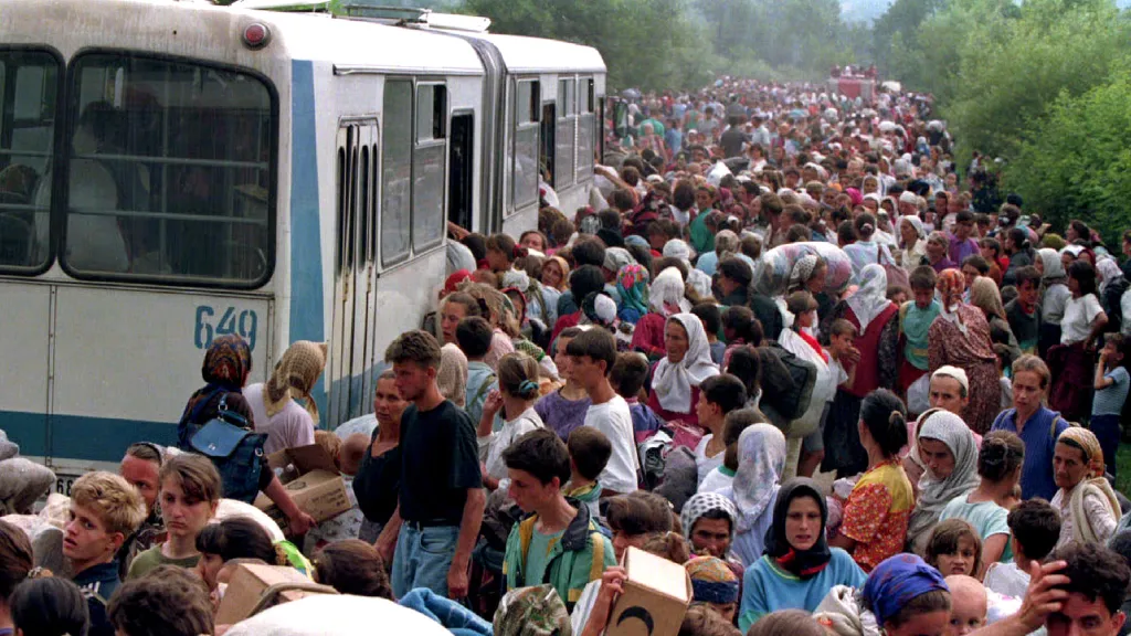 Bosňáčtí uprchlíci před autobusy, které směřují ze Srebrenici do Tuzly (14. července 1995)