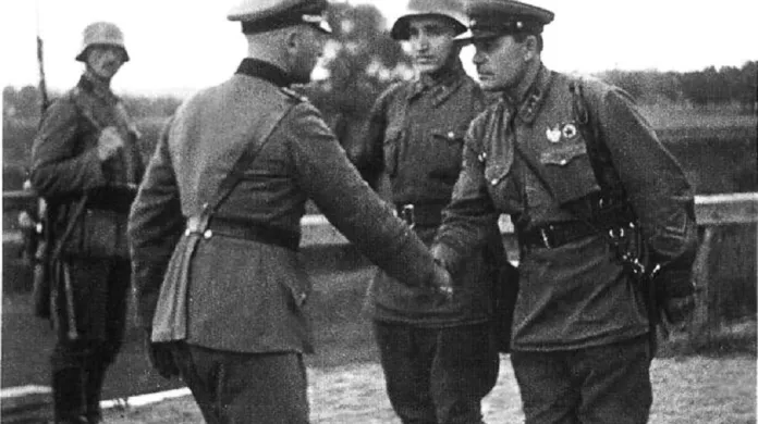 Setkání sovětských a německých vojáků