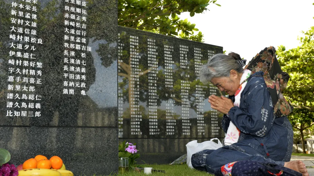 Pietní akce na Okinawě