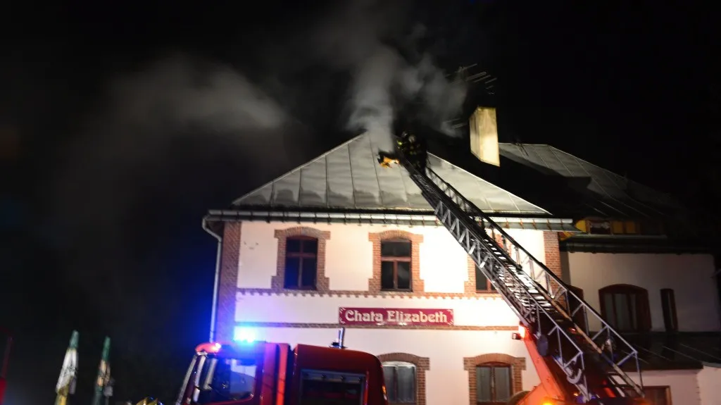 Požár horské chaty