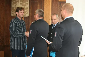 Trojice mužů zpacifikovala lupiče s pistolí. Policisté je ocenili