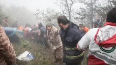 Záchranáři na místě nehody vrtulníku s íránským prezidentem Ebrahímem Raísím