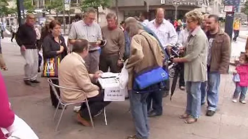 Němci podepisují petici za odvolání starosty Duisburgu