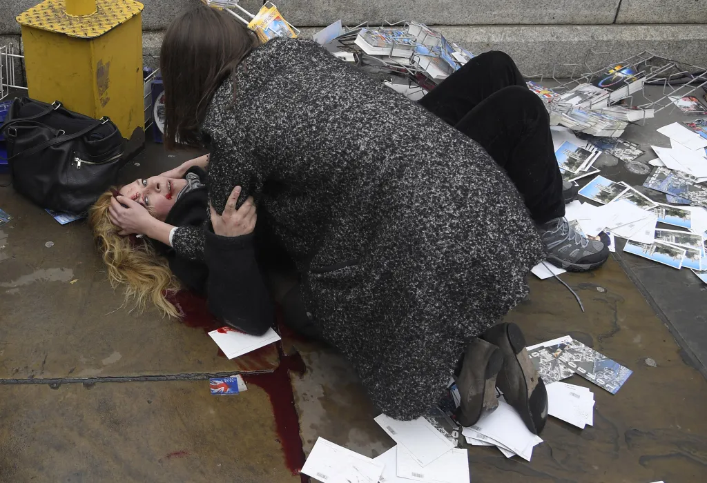 Nominace na vítěznou fotografii World Press Photo 2018. Svědectví o bezprostředních následcích útoku v srdci Londýna. Kolemjdoucí uklidňuje zraněnou ženu poté, co Khalid Masood najel autem do chodců na Westminsterském mostě v Londýně. Pět lidí zabil, mnoho dalších zranil.