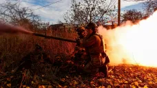Ukrajinští vojáci střílí z protitankového granátometu SPG-9 na ruské jednotky v Avdijivce