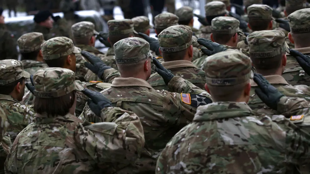 Američtí vojáci při slavnostním uvítacím ceremoniálu v Zaháni