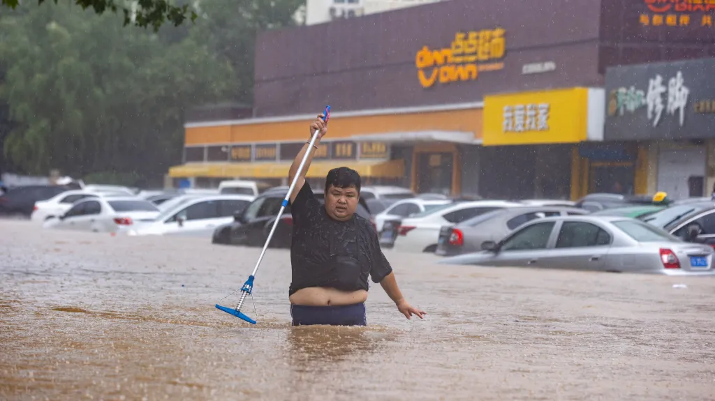 Peking zasáhl tajfun Doksuri a přívalové deště