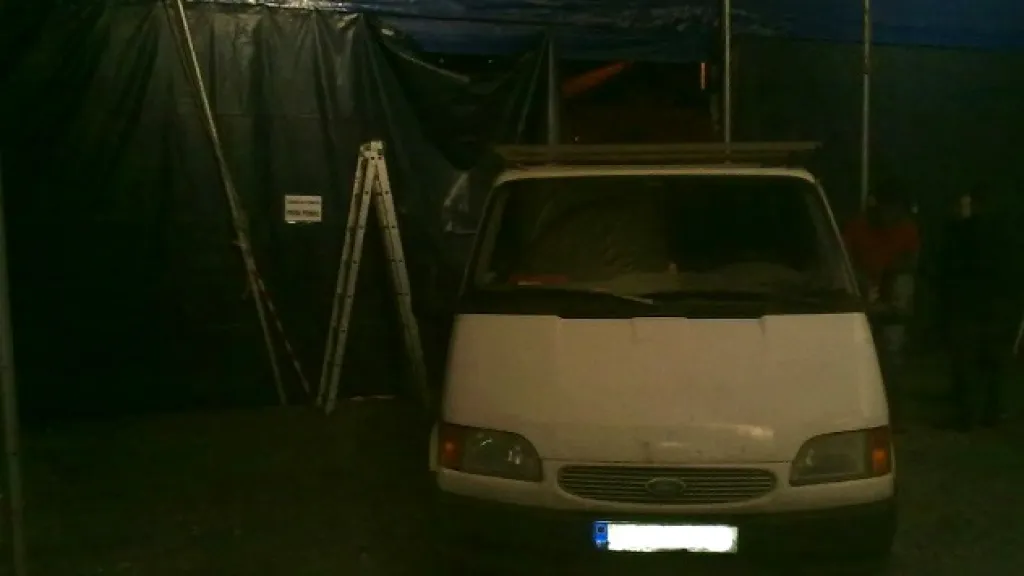 Dodávka vjela až do šapitó